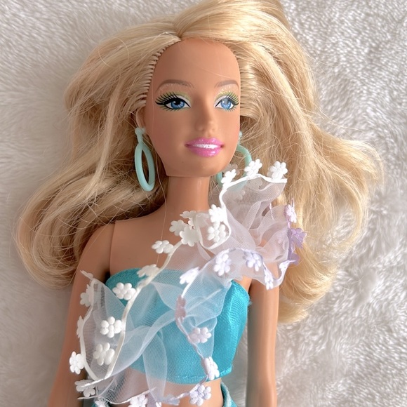 Barbie with Blue Outfit - Picture 2 of 4